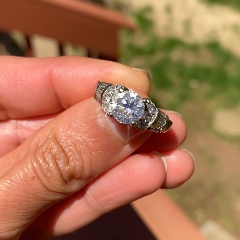 Diamond engagement ring set in 18K gold